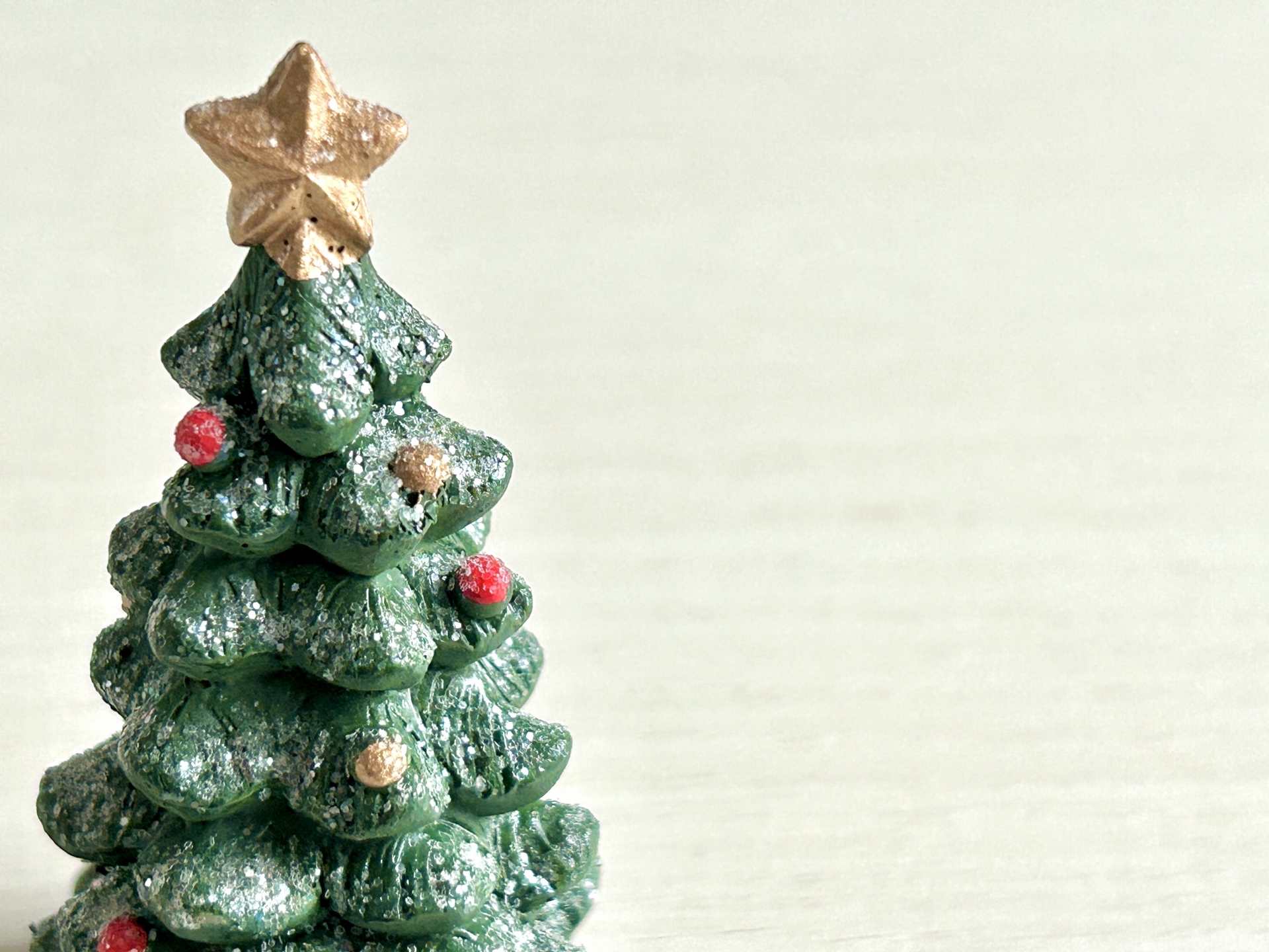 タペストリー型クリスマスツリーに飾りつけする方法